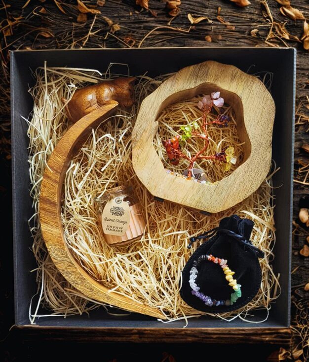 Ziemassvētku dāvanu komplekts “Enerģijas Harmonija” – čakru koks, vīna turētājs un svece